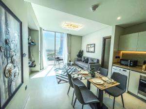 een keuken en een woonkamer met een tafel en stoelen bij STAY BY LATINEM 2BR Holiday Home CV B514 near Burj Khalifa in Dubai