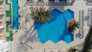 an overhead view of a swimming pool at a resort at Aparthotel Ses Fotges in Playa de Muro
