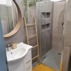 A bathroom at Jégmadár Apartman