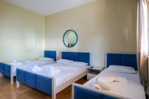 Postel nebo postele na pokoji v ubytování Kalemi Apartments