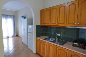 Kuchyň nebo kuchyňský kout v ubytování Kalemi Apartments