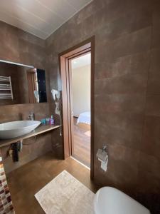 a bathroom with a sink and a toilet and a tub at Villa Del Mar in Gonio