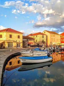 Eine Gruppe von Booten liegt in einem Hafen vor Anker. in der Unterkunft Apartman studio Stari Grad - 1 in Stari Grad