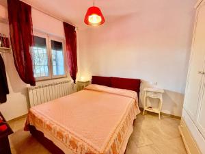 een slaapkamer met een bed en een raam bij Le Chiazze in Spotorno