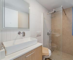 Koupelna v ubytování Greek Beach House Complex A4 + 8 fotografií