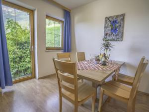 ein Esszimmer mit Tisch und Stühlen und einem Fenster in der Unterkunft Apartment Neustift near Stubai Glacier Skiing in Neustift im Stubaital