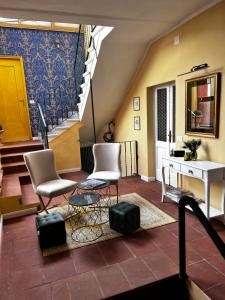 salon z 2 krzesłami, biurkiem i schodami w obiekcie CASA LINDNER Villa Rustico Ferienhaus 400m zum Gardasee 13Schlafplätze w mieście Toscolano Maderno