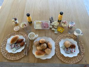 - une table avec deux assiettes de pâtisseries et de boissons dans l'établissement Whaaw Herentals, à Herentals