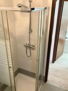 una doccia con porta in vetro in bagno di Paradise Apartment Malcesine a Malcesine
