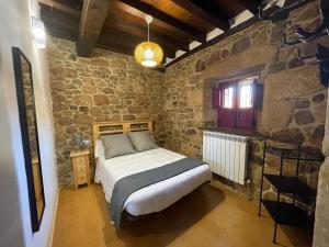 Łóżko lub łóżka w pokoju w obiekcie Casa Rural Zirimiri en Herreros, Soria