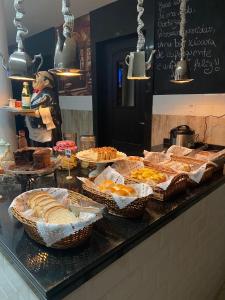 un buffet con muchos tipos diferentes de comida en una barra en AVENIDA HOTEL DE RESENDE en Resende