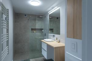 a bathroom with a sink and a shower at Apartament Widok in Piechowice