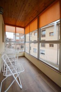 um quarto com uma mesa e cadeiras em frente às janelas em La casa de El Burgo em El Burgo de Osma