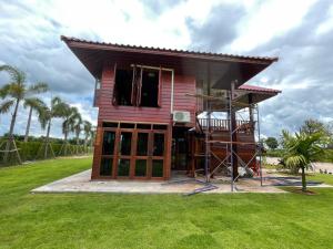 a house under construction on a lawn at HR Resort in Ban Dong Bang
