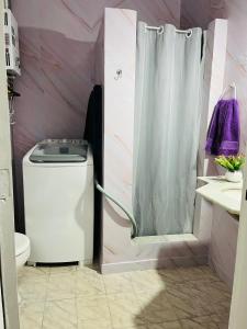 a bathroom with a toilet and a shower at Rua Bolivar, nº 154, Copacabana - Apartamento para Temporada, perto da Praia in Rio de Janeiro