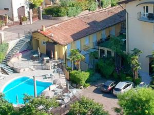 Bazén v ubytování Hotel Galvani nebo v jeho okolí
