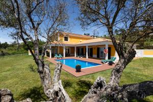 ein Haus mit einem Swimmingpool im Hof in der Unterkunft Bellevue Villa Madeira Magnificent Sea View in Prazeres