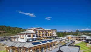 una vista aérea de un hotel con un gran edificio en Wine & SPA Hotel Chukara en Tryavna