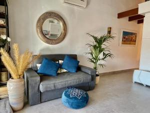 - un salon avec un canapé et un miroir dans l'établissement La Casa Mia i Villajoyosa, à La Vila Joiosa