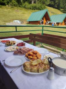 une table avec des plaques de cuisson au-dessus dans l'établissement KOLIBA Marijanović, à Andrijevica