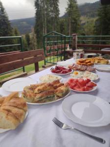een tafel met borden eten bovenop bij KOLIBA Marijanović in Andrijevica