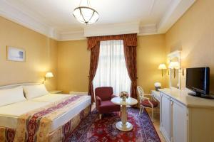 A bed or beds in a room at Danubius Hotel Astoria City Center Még 37 kép