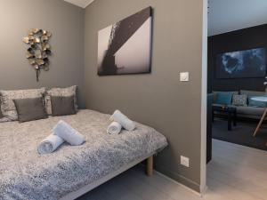 um quarto com uma cama com toalhas em studio cosy proche Lyon part dieu em Villeurbanne
