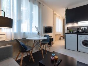 een woonkamer met een bank en een tafel bij studio cosy proche Lyon part dieu in Villeurbanne