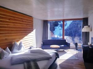Postel nebo postele na pokoji v ubytování "Quality Hosts Arlberg" Hotel Lux Alpinae