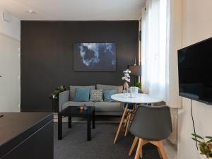 uma sala de estar com um sofá e uma mesa em studio cosy proche Lyon part dieu em Villeurbanne