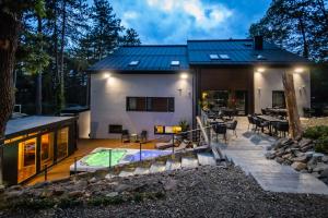 Bazén v ubytovaní 4 Évszak Erdeihotel**** - Mátrafüred alebo v jeho blízkosti
