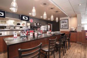 Dapur atau dapur kecil di Sandman Hotel Cranbrook