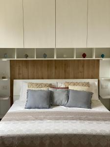 una camera da letto con un grande letto con armadi bianchi di Casa vacanze Madre Terra a Putignano