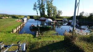 een groep boten is aangemeerd in een rivier bij Ferienhaus auf Usedom, Neeberg in Krummin +7 foto's