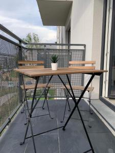 drewniany stół z doniczką na balkonie w obiekcie Harmonia Apartments w Szczecinie