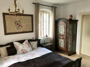 1 dormitorio con cama y lámpara de araña en Haus Traundorf, en Gmunden