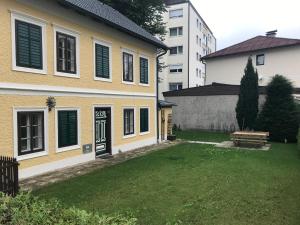 a house with a yard in front of a building at Haus Traundorf in Gmunden