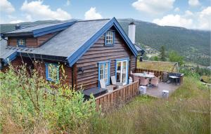 una casa de madera con terraza en una colina en Nice Home In Rjukan With Wifi en Rjukan