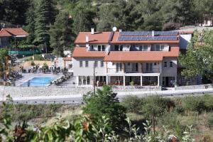 Bazén v ubytování Livadia Hotel Kyperounta nebo v jeho okolí