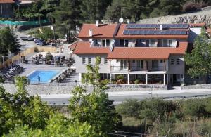Bazén v ubytování Livadia Hotel Kyperounta nebo v jeho okolí