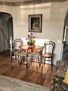 ein Esszimmer mit Tisch und Stühlen in der Unterkunft Smugglers Cottage in Hastings
