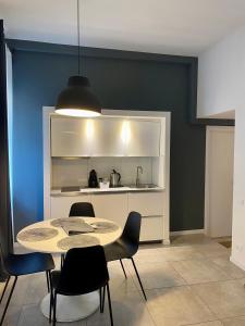uma sala de jantar com mesa e cadeiras e uma cozinha em FASHION HOUSE ELVIRA 2 em Bérgamo