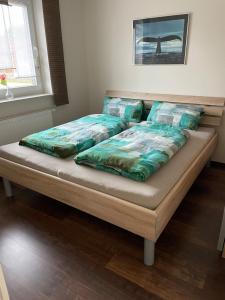 un letto con due cuscini sopra in una camera da letto di Haus Colonia a Walchum