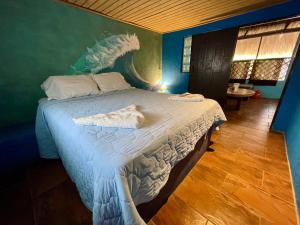 Johnnys Place Hotel客房内的一张或多张床位