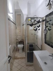 La salle de bains est pourvue d'une douche, de toilettes et d'un lavabo. dans l'établissement Testaccio alloggio turistico, à Rome