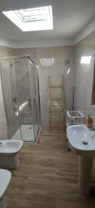 y baño con 2 lavabos y ducha. en Casa da Portagem by Portus Alacer, en Marvão