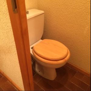 toaleta z drewnianą deską toaletową w łazience w obiekcie Chatel au pied des pistes w mieście Châtel +6 zdjęć