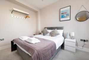 a bedroom with a large bed and a mirror at The i360 flat, penthouse, sea view, large private roof terrace, central Brighton 2 bedroom, up to 6 guests in Brighton & Hove