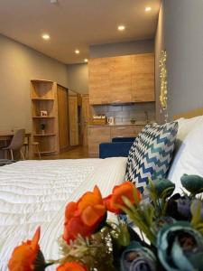 Un dormitorio con una cama blanca con flores. en Redco"The Valley Residence & Spa" Bakuriani en Bakuriani