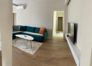 TV a/nebo společenská místnost v ubytování Star Apartament Gjiri lalzit, Lura 2 + 11 fotografií